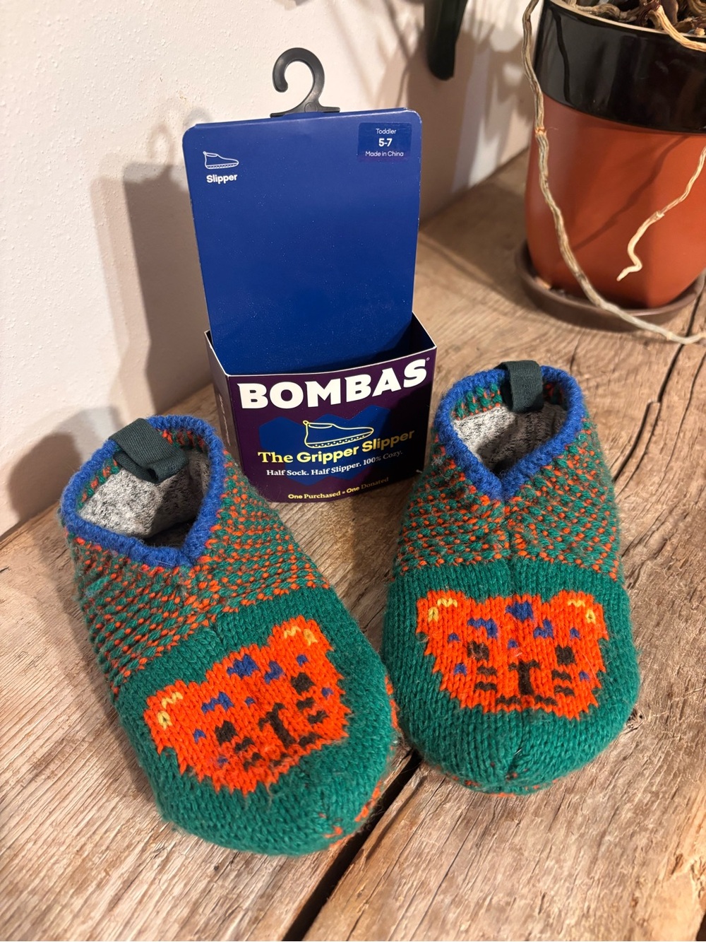 Bombas Toddler Green & Orange Tiger Gripper Slippers